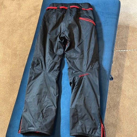 Black with red accents Oakley Pro Rider series ski/snowboard pants, size S/P. - Picture 5 of 8